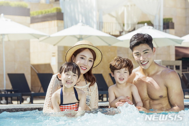 【서울=뉴시스】반얀트리 서울 야외 수영장 '오아시스'