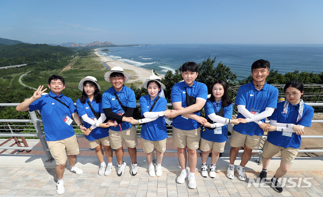 【고성(강원)=뉴시스】 이윤청 기자 = '제11회 대한민국 해양영토 대장정'에 참가한 대원들이 9일 강원 고성군 통일전망대에서 해금강 방면을 배경으로 기념촬영하고 있다.  올해 해양영토 대장정은 해양수산부(장관 문성혁)가 주최하고 한국해양재단(이사장 강무현)이 주관하며 부산항만공사(사장 남기찬)와 민영뉴스통신사 뉴시스(대표이사 김형기), 3.1운동 및 대한민국임시정부 수립 100주년 기념사업추진위원회의 후원으로 진행된다. 참가자들은 '희망팀(서해)'과 '미래팀(동해)'으로 나눠 울릉도, 독도, 백령도 및 거문도 등 우리나라의 끝단도서와 주요 해양도시 및 천안, 안동 등 우리 선조들의 독립운동성지를 탐방한다. 2019.08.09. radiohead@newsis.com