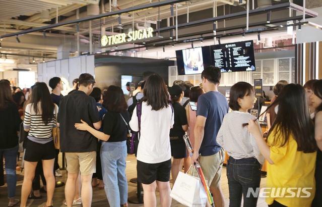 【서울=뉴시스】아이파크몰 '카페 거리'의 '타이거슈가' 매장 앞 인파