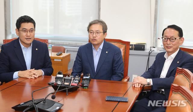 【서울=뉴시스】이종철 기자  = 26일 서울 여의도 국회에서 열린 여,야 법사위 간사회동에 참석한 왼쪽부터 바른미래당 오신환, 더불어민주당 송기헌, 자유한국당 김도읍 간사가 의견을 나누고 있다. 2019.08.26. jc4321@newsis.com