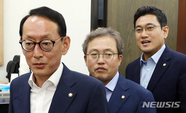 【서울=뉴시스】이종철 기자  = 26일 서울 여의도 국회에서 열린 여,야 법사위 간사회동에 참석한 오른쪽부터 바른미래당 오신환, 더불어민주당 송기헌, 자유한국당 김도읍 간사가 회의실로 입장하고 있다. 2019.08.26. jc4321@newsis.com