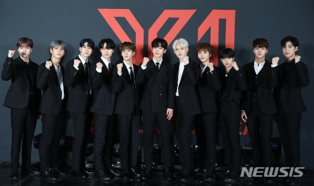 【서울=뉴시스】조수정 기자 = 프로젝트 그룹 '엑스원(X1)'이 27일 오후 서울 구로구 고척스카이돔에서 데뷔 미니 앨범 '비상: 퀀텀 리프(QUANTUM LEAP)' 쇼케이스를 앞두고 열린 기자간담회에서 포즈를 취하고 있다. 왼쪽부터 남도현, 이한결, 한승우, 조승연, 김우석, 김요한, 강민희, 송형준, 손동표, 차준호, 이은상.  2019.08.27. chocrystal@newsis.com