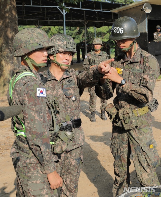 【서울=뉴시스】박주성 기자 = 30일 육군훈련소를 방문한 서욱 육군참모총장(왼쪽 두번째)이 수류탄투척 훈련장에서 훈련병을 격려하며 지도하고 있다. 2019.09.30. (사진=육군 제공) photo@newsis.com