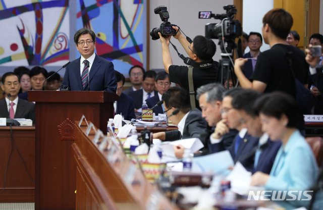 【서울=뉴시스】이윤청 기자 = 김명수 대법원장이 2일 오전 서울 서초구 대법원에서 열린 국회 법제사법위원회의 대법원 국정감사에서 인사말을 하고 있다. 2019.10.02. radiohead@newsis.com