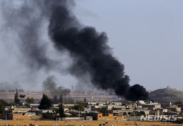 【악카칼레(터키)=AP/뉴시스】터키와 시리아 접경 지역인 터키 산리우파주 악카칼레에서 10일 터키군의 공격으로 시리아 내 쿠르드족 거주 지역에서 치솟는 검은 연기가 보이고 있다. 터키 국방부는 11일 쿠르드 무장세력 공격 사흘째인 이날 첫 터키군 사망자가 발생했다고 밝혔다. 터키 국방부는 또 지금까지 쿠르드 무장세력 사망자는 총 277명이라고 밝혔지만 이 같은 숫자는 독립적으로 확인되지 않고 있다. 2019.10.11