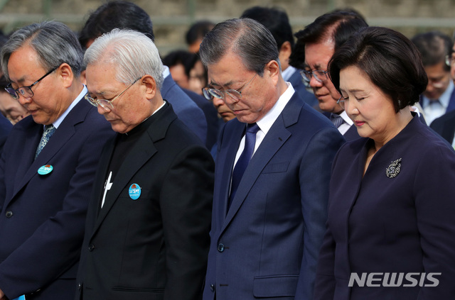 【창원=뉴시스】배훈식 기자 = 문재인 대통령과 김정숙 여사가 16일 경남 창원시 마산합포구 경남대학교에서 열린 제40주년 부마민주항쟁 기념식에 참석, 내빈들과 함께 민주열사에 대한 묵념을 하고 있다. 유신 독재 체제에 저항해 부산과 마산(현 창원시) 일대에서 시작한 민주화 운동인 ‘부마민주항쟁’은 올해 국가기념일로 지정됐다. 2019.10.16. dahora83@newsis.com