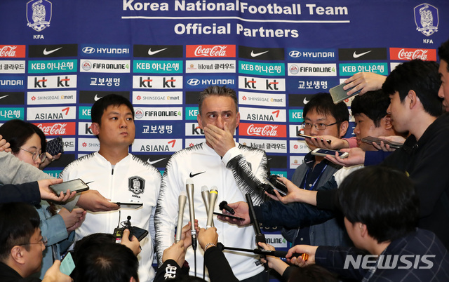 【인천공항=뉴시스】이영환 기자 = 29년 만의 평양 원정에서 무승부를 기록한 대한민국 축구 대표팀 파울루 벤투감독이 17일 오전 인천공항 제2여객터미널을 통해 입국한 뒤 취재진의 질문을 듣고 있다. 2019.10.17. 20hwan@newsis.com