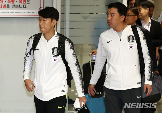 【인천공항=뉴시스】이영환 기자 = 29년 만의 평양 원정에서 무승부를 기록한 대한민국 축구 대표팀 주장 손흥민이 17일 오전 인천공항 제2여객터미널을 통해 귀국하고 있다. 2019.10.17. 20hwan@newsis.com