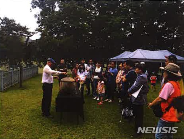 【서울=뉴시스】 이수지 기자 = 문화재청 궁능유적본부는 단풍으로 물든 조선왕릉에서 다양한 문화 행사를 개최한다고 21일 밝혔다. 2018년 고양 서삼릉 행사 현장. (사진=문화재청 제공) 2019.10.21.suejeeq@newsis.com