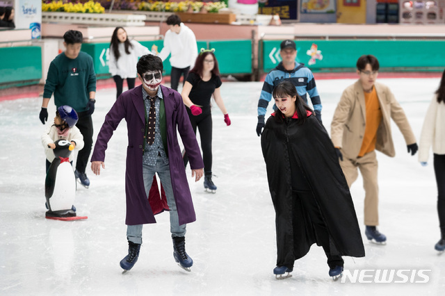 【서울=뉴시스】롯데월드 아이스링크 '핼러윈데이'