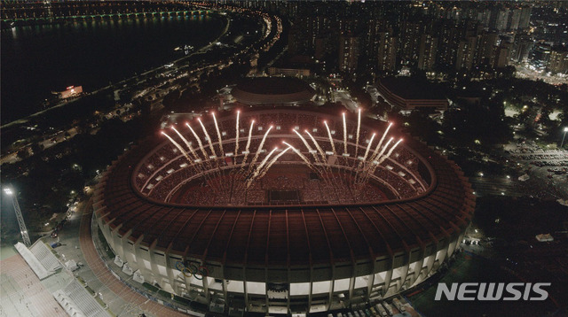 【서울=뉴시스】김진아 기자 = 그룹 방탄소년단이 29일 서울 잠실 올림픽주경기장에서 ‘러브 유어셀프: 스피크 유어셀프 더 파이널(LOVE YOURSELF: SPEAK YOURSELF [THE FINAL])’ 공연을 펼치고 있다. 2019.10.29. (사진=빅히트엔터테인먼트 제공) photo@newsis.com
