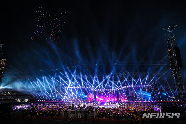 【서울=뉴시스】김진아 기자 = 그룹 방탄소년단이 29일 서울 잠실 올림픽주경기장에서 ‘러브 유어셀프: 스피크 유어셀프 더 파이널(LOVE YOURSELF: SPEAK YOURSELF [THE FINAL])’ 공연을 펼치고 있다. 2019.10.29. (사진=빅히트엔터테인먼트 제공) photo@newsis.com