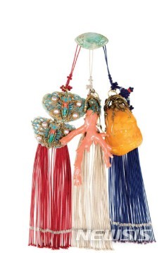 【서울=뉴시스】추정가 5800만~1억2000만원, 대삼작노리개, 산호, 호박, 진주, 옥40.5×23cm, 19세기