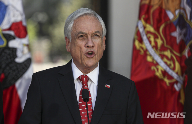 【산티아고=AP/뉴시스】 세바스티안 피녜라 칠레 대통령이 7일(현지시간) 대통령궁에서 대국민 성명을 발표하고 있다. AP통신에 따르면 이날 피녜라 대통령은 시민 안보를 강화하고 시위 중 폭력행위에 대한 처벌 강화를 위한 법안을 의회로 보냈다고 밝혔다. 2019.11.8.