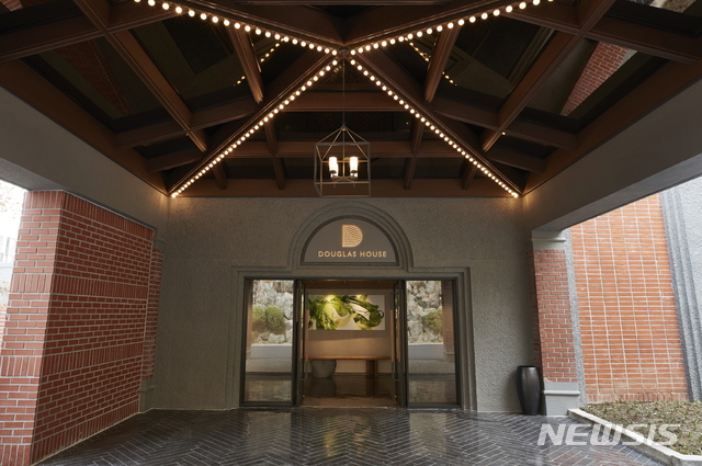 【서울=뉴시스】워커힐 더글라스 하우스 입구