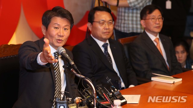 【서울=뉴시스】 전진환 기자 = 정몽규 HDC 회장이 12일 오후 서울 용산구 현대산업개발 본사 대회의실에서 아시아나 항공 인수 우선협상대상자 선정 관련 기자회견을 하고 있다.  2019.11.12.  photo@newsis.com