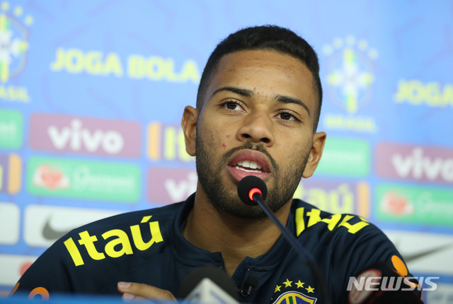 【아부다비(아랍에미리트)=뉴시스】김진아 기자 = 브라질 축구국가대표팀 헤난 로지가 17일(현지시각) 아랍에미리트 아부다비 알 나흐얀 스타디움에서 대한민국과의 친선경기를 앞두고 훈련 후 기자회견을 하고 있다. 2019.11.17.  bluesoda@newsis.com