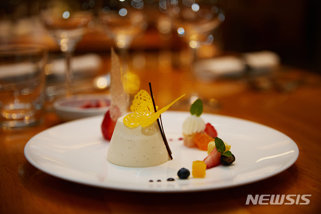 [서울=뉴시스]엔조 까르보네 그랜드 하얏트 항저우 총주방장이 '와인 디너'에서 선보인 '바닐라 판나코타'
