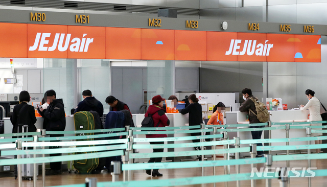 [인천공항=뉴시스] 고범준 기자 = 19일 오후 인천국제공항 제1여객터미널 제주항공 출국 체크 카운터 모습. 2019.12.19.  bjko@newsis.com