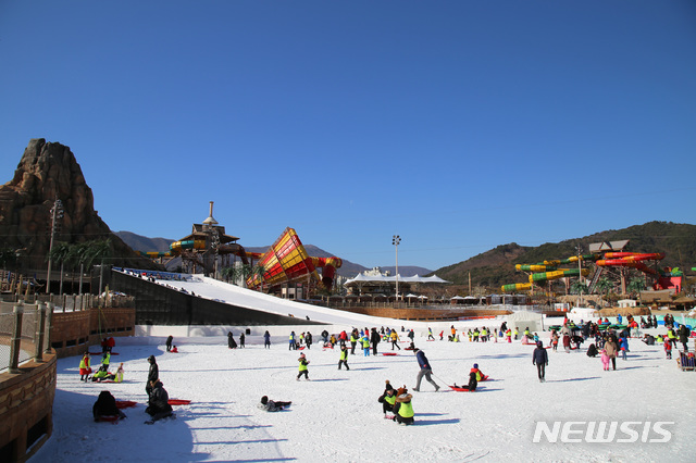[서울=뉴시스]경남 김해시 롯데워터파크 야외 '눈썰매장'