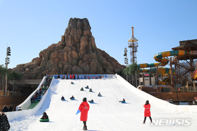[서울=뉴시스]경남 김해시 롯데워터파크 야외 '눈썰매장'