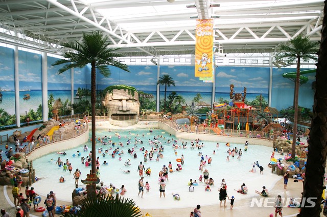 [서울=뉴시스]경남 김해시 롯데워터파크 '실내 워터파크'
