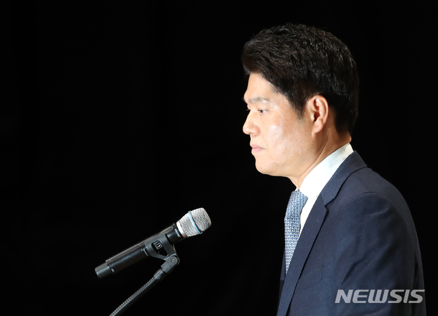 [서울=뉴시스]조수정 기자 = 허민회 CJ ENM 30일 오후 서울 상암동 CJ ENM센터에서 긴급 기자회견을 열고 케이블 음악채널 엠넷 '프로듀스 X 101'등 오디션 프로그램 투표(순위) 조작과 관련, 사과문을 발표하며 잠시 숨을 고르고 있다. 허 대표는 사과문 발표를 통해 순위조작으로 피해를 입은 연습생에 대해 반드시 책임지고 보상, 금전적 보상은 물론 향후 활동 지원 등 실질적 피해구제를 위해 관계자들과 심도있게 논의해 필요한 조치를 시행하겠다고 밝혔다. 또 순위조작 관련 프로그램을 통한 이익과 향후 발생 이익을 모두 내놓으면 300억원 규모의 기금 및 펀드를 조성할 수 있을 것으로 예상, 외부 독립된 기관에 맡겨 음악산업 생태계 활성화와 K팝 지속성장에 쓰이도록 하겠다고 전했다. 아이즈원과 엑스원 멤버들의 활동 재개와 관련해서는 모든 것을 지원하며 빠른 시일 내에 활동할 수 있도록 협의, 이익은 모두 포기하겠다는 내용이 포함됐다. 이번 사태로 피해입은 모든 사람들에 대한 구체적 피해보상도 조속히 실행하겠다고 밝혔다. 2019.12.30. chocrystal@newsis.com