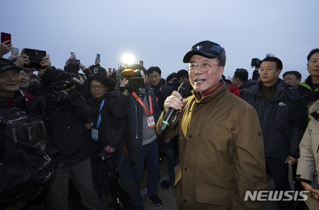 [서울=뉴시스]박영태 기자 = 문재인 대통령이 1일 오전 서울 아차산에서 2019년을 빛낸 의인들과 함께 신년 해맞이 산행 중 시민들에게 새 해 인사말을 하고 있다. 2020.01.01.since1999@newsis.com