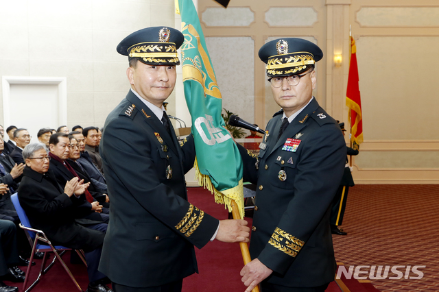 [서울=뉴시스]육군은 2일 무궁화회관에서 김승겸 육군참모차장(왼쪽) 주관으로 제53대 헌병병과장 전창영 준장(오른쪽)의 임명식을 열었다. 2019.01.02. (사진=대한민국 육군 제공) photo@newsis.com
