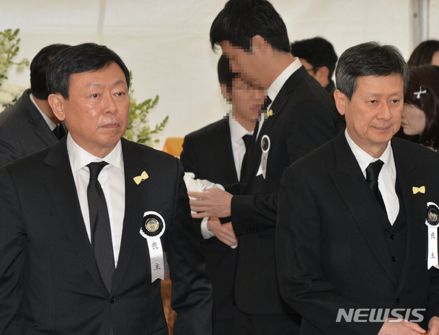 [울산=뉴시스] 배병수 기자 = 22일 울산시 울주군 둔기리 롯데별장에서  신동빈 롯데그룹 회장과 신동주 SDJ코퍼레이션 회장이 고 신격호 롯데그룹 명예회장의 노제가 끝난 뒤 이동하고 있다. 2020.01.22. bbs@newsis.com