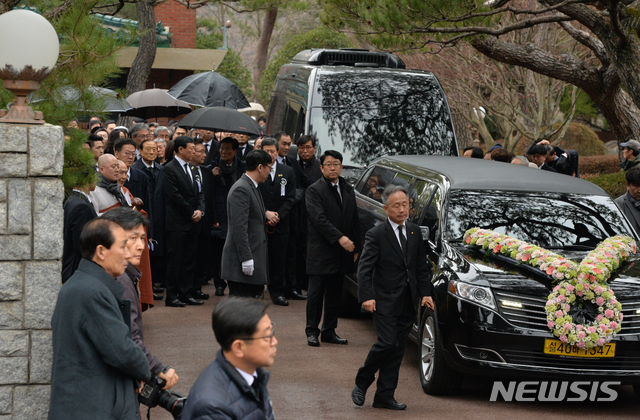 [울산=뉴시스] 배병수 기자 = 22일 울산시 울주군 둔기리 롯데별장에서 고 신격호 롯데그룹 명예회장의 노제가 끝난 뒤 정들어든 별장을 떠나고  있다. 2020.01.22. bbs@newsis.com
