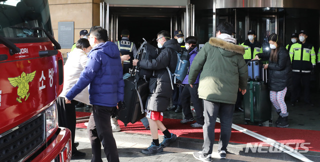 [서울=뉴시스] 전진환 기자 = 지난 26일 오전 지하에서 원인을 알 수 없는 화재가 발생한 서울 중구 장충동 그랜드 앰배서더 호텔에서 투숙객들이 숙소를 옮기기 위해 짐을 챙겨 나오고 있다. 화재는 오전 4시 51분께 발생해 오전 10시경에 상황이 종료됐다. 화재 연기를 들이마신 투숙객과 호텔직원등 37명이 병원으로 옮겨졌고 600여명이 대피했다. 2020.01.26. amin2@newsis.com