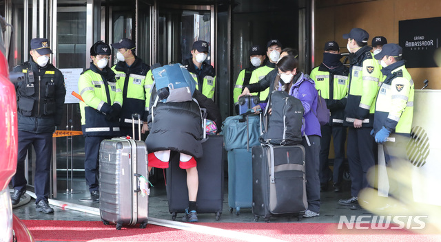 [서울=뉴시스] 전진환 기자 = 지난 26일 오전 지하에서 원인을 알 수 없는 화재가 발생한 서울 중구 장충동 그랜드 앰배서더 호텔에서 투숙객들이 숙소를 옮기기 위해 짐을 챙겨 나오고 있다. 2020.01.26. amin2@newsis.com