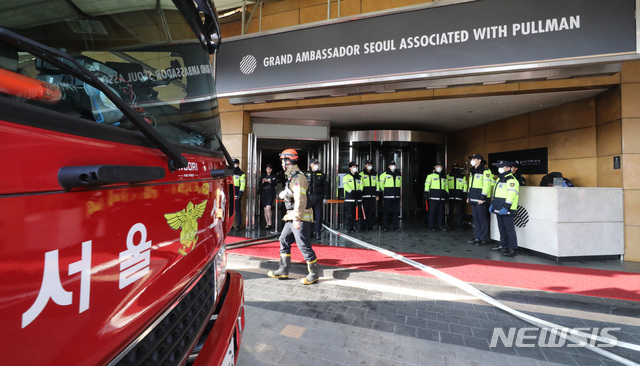 [서울=뉴시스] 전진환 기자 = 지난 26일 오전 지하에서 원인을 알 수 없는 화재가 발생한 서울 중구 장충동 그랜드 앰배서더 호텔 입구에서 경찰이 출입을 통제하고 있다. 2020.01.26. amin2@newsis.com