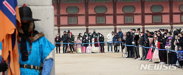 [서울=뉴시스]박주성 기자 = 신종 코로나바이러스 감염증(우한 폐렴) 국내 확진환자가 12명에서 15명으로 늘어난 가운데 2일 오후 서울 종로구 경복궁에 외국인 관광객들이 마스크를 쓰고 수문장 교대식을 관람하고 있다. 2020.02.02. park7691@newsis.com