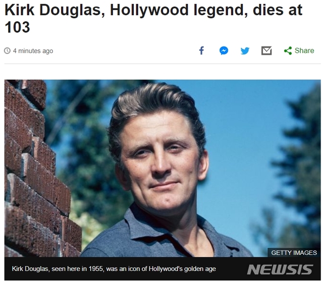 [서울=뉴시스]커크 더글러스의 1955년 당시 모습 (사진=BBC 누리집 캡처) 2020.02.06 photo@newsis.com