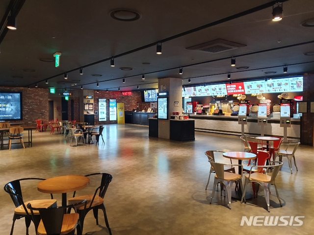 [청주=뉴시스] 조성현 기자=지난 22일 충북 청주에서 신종 코로나바이러스 감염증(코로나19) 확진자가 나온 가운데 주말인 23일 청주의 한 영화관이 한산한 모습을 보이고 있다. 2020.02.23. jsh0128@newsis.com