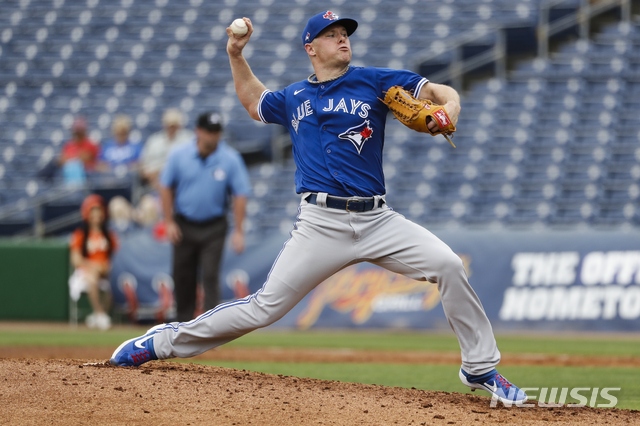 [클리어워터(미국)=AP/뉴시스] 토론토 블루제이스 체이스 앤더슨이 2월26일(한국시간)  필라델피아 필리스와 시범경기에서 선발 등판해 힘껏 공을 던지고 있다.