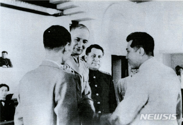 [서울=뉴시스] 김일성(오른쪽) 북조선인민위원회 위원장이 1947년 7월 1일 북한 ‘정당·사회단체 합동회의’에서 평양을 방문한 미소공위 미국 수석대표 브라운 소장과 인사를 나누고 있다. (사진=미디어한국학 제공) 2020.03.08. photo@newsis.com