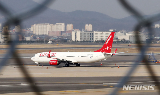 [서울=뉴시스]홍효식 기자 = 코로나19 사태 장기화로 이스타항공이 국제선에 이어 국내선 운항도 중단하기로 결정한 가운데 23일 서울 강서구 김포공항 국내선 청사 전망대에서 바라본 이스타항공 여객기가 대기하고 있다. 이스타항공은 내일(24일)부터 다음 달 25일까지 한 달 동안 김포와 청주, 군산에서 출발하는 제주노선의 운항을 중단한다. 2020.03.23. yesphoto@newsis.com