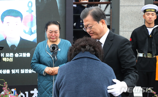 [대전=뉴시스]배훈식 기자 = 문재인 대통령이 27일 국립대전현충원 제2연평해전 전사자 묘역에서 유가족을 위로하고 있다. 2020.03.27.   dahora83@newsis.com