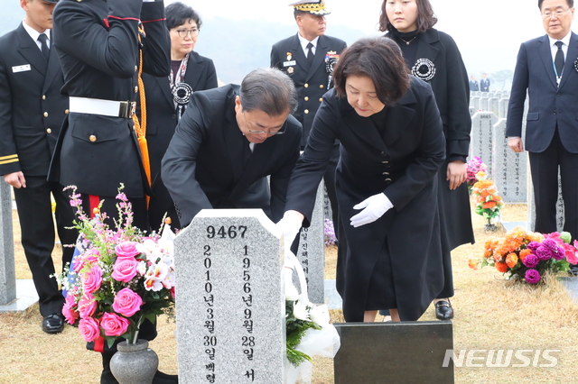 [대전=뉴시스]배훈식 기자 = 문재인 대통령과 김정숙 여사가 27일 국립대전현충원 고 한주호 준위 묘역에서 참배하고 있다. 2020.03.27.    dahora83@newsis.com