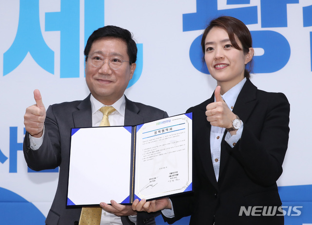 [서울=뉴시스] 전진환 기자 = 4.15 총선 공식 선거운동이 시작된 2일 오전 광진을에 출마한 고민정 더불어민주당 후보가 서울 광진구 선거사무소에서 양정철 더불어민주당민주연구원장과 공약이행 정책협약식을 하고 있다. 2020.04.02. amin2@newsis.com