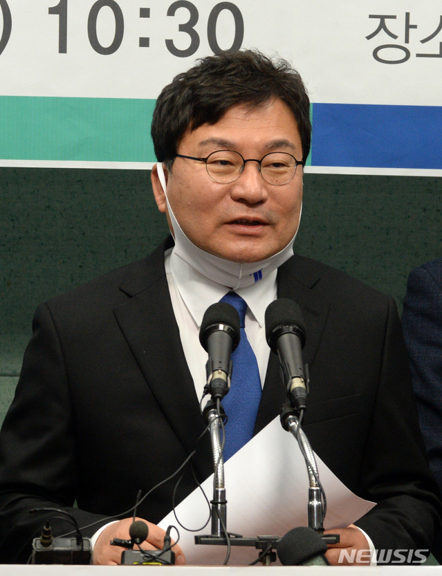 [전주=뉴시스] 김얼 기자 = 더불어민주당 전주을 이상직 당선자는 16일 전북 전주시 전북도의회 브리핑룸에서 더불어민주당 전북도당 제21대 국회의원선거 당선자 합동 기자회견 중 질의에 답변하고 있다. 2020.04.16.pmkeul@newsis.com