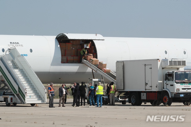 [바그다드= AP/뉴시스] 지난 4월 20일 바그다드 공항에 도착한 화물기에서 중국이 지원한 의료장비와 코로나 19 방역에 필요한 의약품을 인부들이 하역하고 있다.  이라크 군은 이 공항부근에 있는 미군주도 연합군 사령부 부근에 포격이 가해졌다고 6월8일 발표했다.