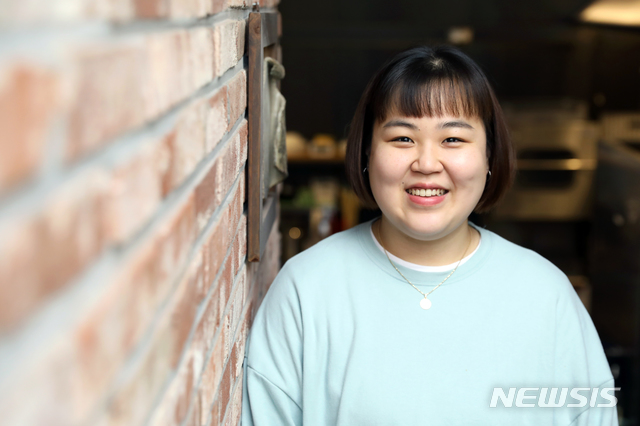 [서울=뉴시스] 이윤청 기자 = 개그우먼 출신 유튜버 김주연씨(일주어터)가 지난 22일 서울 마포구 서교동에 위치한 한 카페에서 뉴시스와 인터뷰하기 앞서 포즈를 취하고 있다. 2020.04.25. radiohead@newsis.com