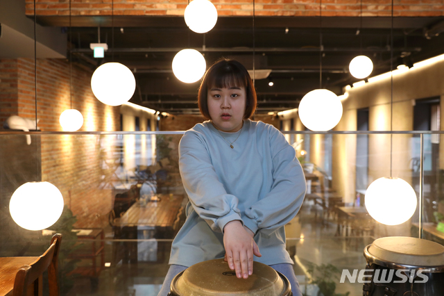 [서울=뉴시스] 이윤청 기자 = 개그우먼 출신 유튜버 김주연씨(일주어터)가 지난 22일 서울 마포구 서교동에 위치한 한 카페에서 뉴시스와 인터뷰하기 앞서 포즈를 취하고 있다. 2020.04.25. radiohead@newsis.com