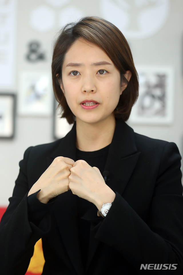 [서울=뉴시스]전신 기자 = 고민정 더불어민주당 광진을 당선자가 29일 서울 여의도 더불어민주당 중앙당사에서 인터뷰를 하고 있다. 2020.04.30.  photo1006@newsis.com