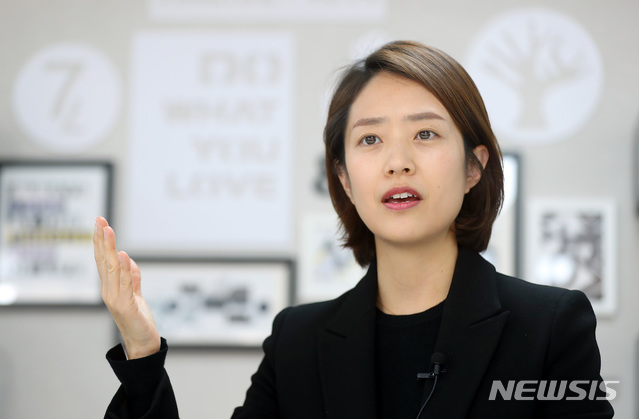 [서울=뉴시스]전신 기자 = 고민정 더불어민주당 광진을 당선자가 29일 서울 여의도 더불어민주당 중앙당사에서 인터뷰를 하고 있다. 2020.04.30.  photo1006@newsis.com