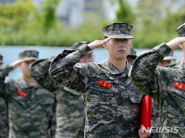[제주=뉴시스]우장호 기자 = 축구스타 손흥민(28·토트넘)이 8일 제주 서귀포시 대정읍 해병대 9여단 92대대에서 열린 기초군사훈련 수료식에서 거수 경례를 하고 있다. 2018 자카르타-팔렘방 아시안게임 남자축구 금메달리스트로 병역 특례혜택을 받은 손흥민은 이날 약 3주간의 훈련을 마치고 퇴소했다. (사진=해병대 제공) 2020.05.08. woo1223@newsis.com